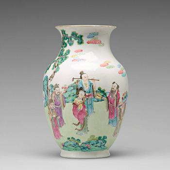 A famille rose vase, Qing dynasty, 19th century.