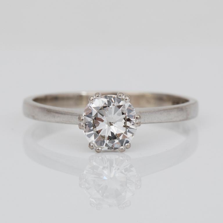 RING, med briljantslipad diamant, ca 0,74 ct enligt gravyr, J Petterssons, Stockholm, 1967.