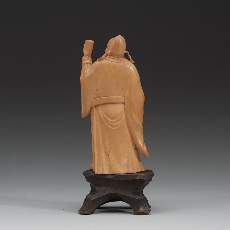 A finely carved boxwood figure of the Tang poet Li Bai (Li Bo, 701-762), late Qing dynasty (1644-1912).