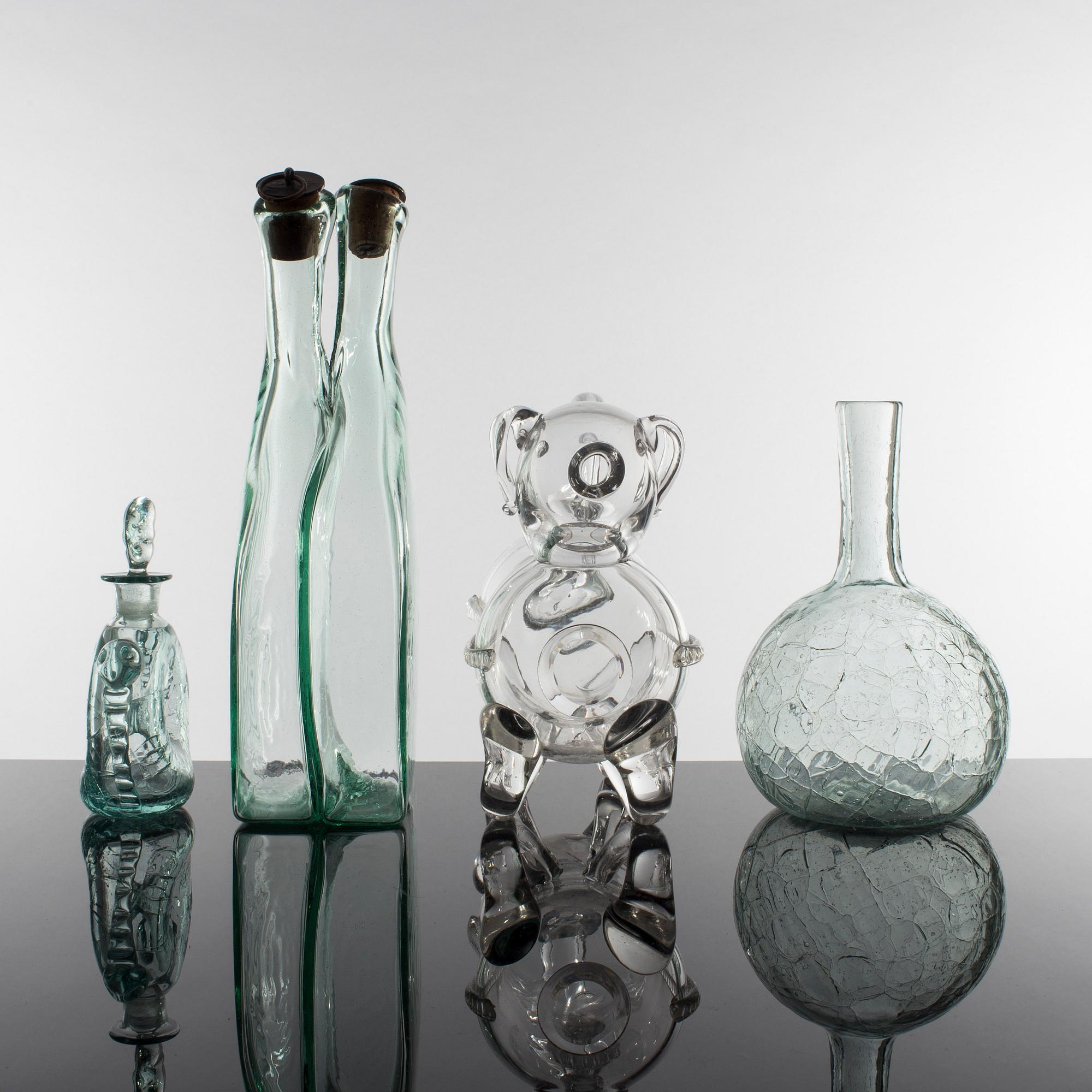 KARAFFER 7 st, sejdlar 2 st, potta och fyllehund, bl a Stockholms glasbruk, Skansen, Ture Berglund.