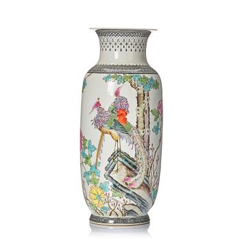 1310. A Chinese vase, 20th Century.