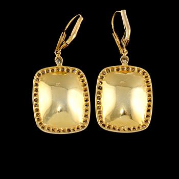 ÖRHÄNGEN, ett par, 8k guld med checkerslipade rosakvarts, 41.03 ct samt fasettslipade diamanter, 1.27 ct. Vikt 15 g.