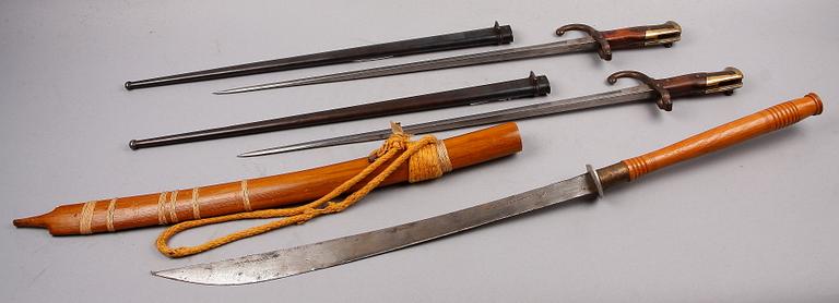 BAJONETTER, 2 st samt DHA, Frankrike resp Indonesien, 1900-tal.