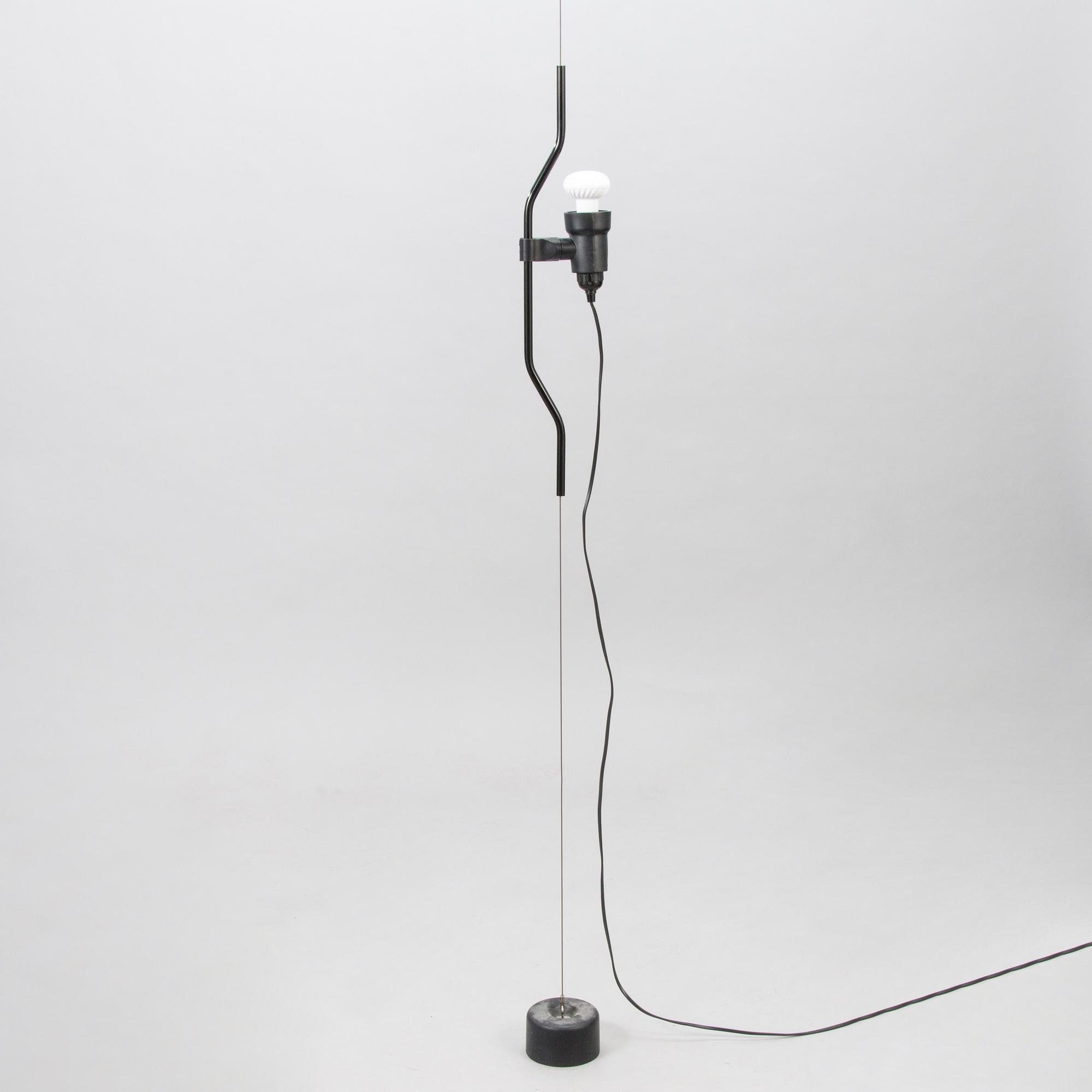 ACHILLE CASTIGLIONI & PIO MANZU, GOLVLAMPA, "Parentesi", Flos Italien, formgiven 1971.