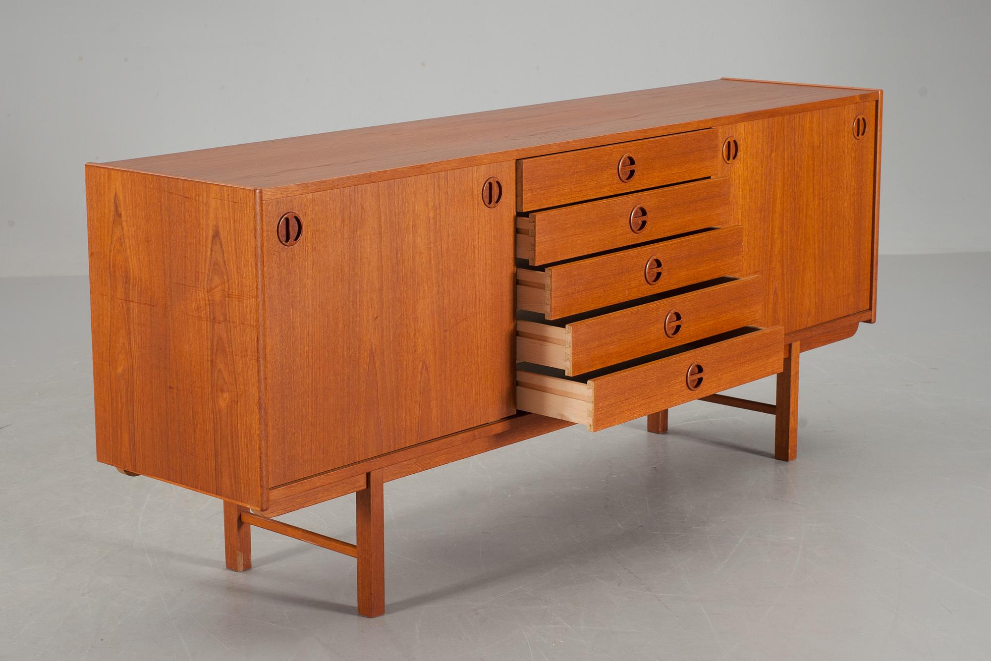 SIDEBOARD, möjligen  IKEA.