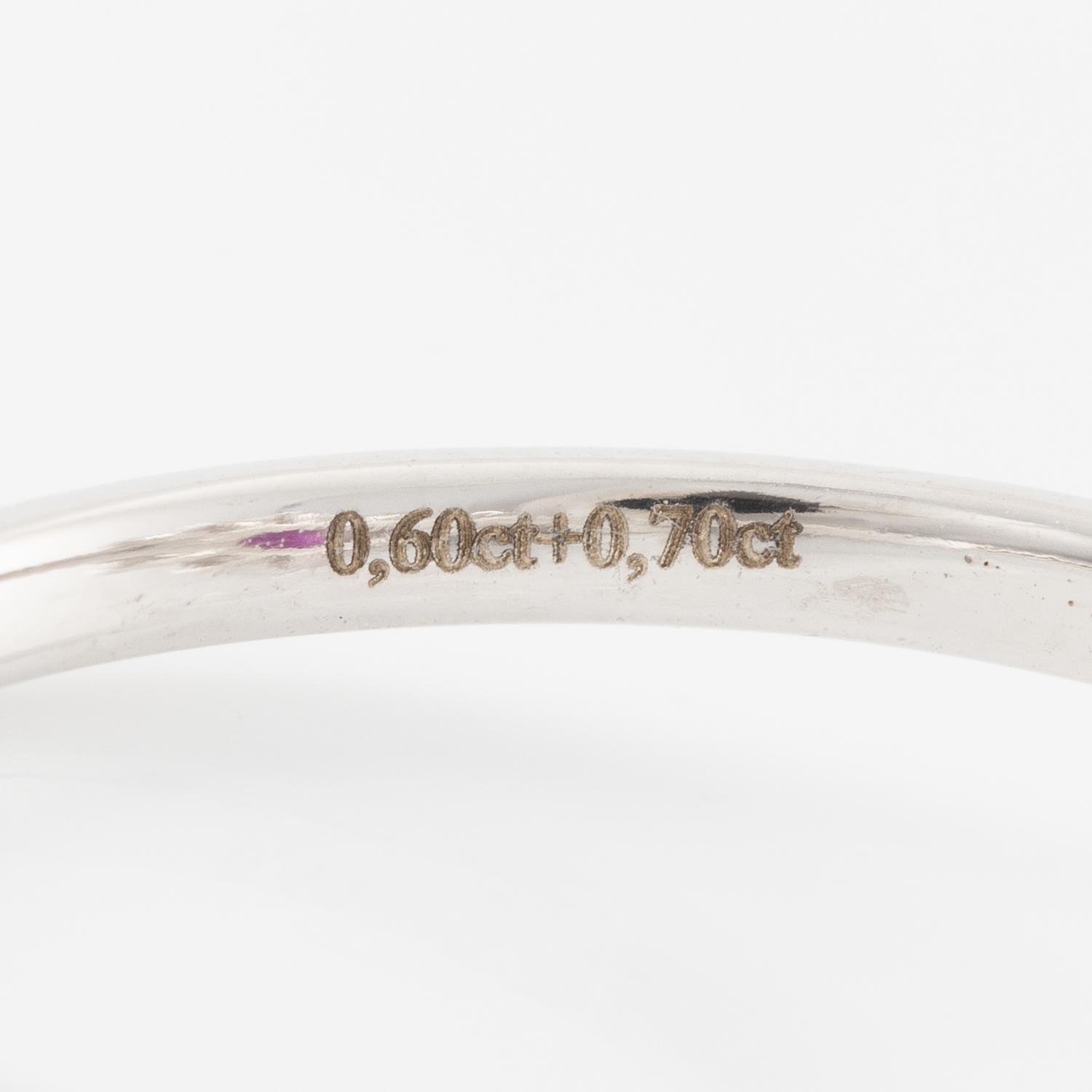 Ring 14K white gold with a ruby and brilliant- and marquise-cut diamonds.