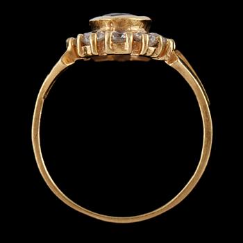 RING, 18k guld med fasettslipad blå safir samt 10 briljantslipade diamanter, kattfotsstämplad. Vikt 3 g.