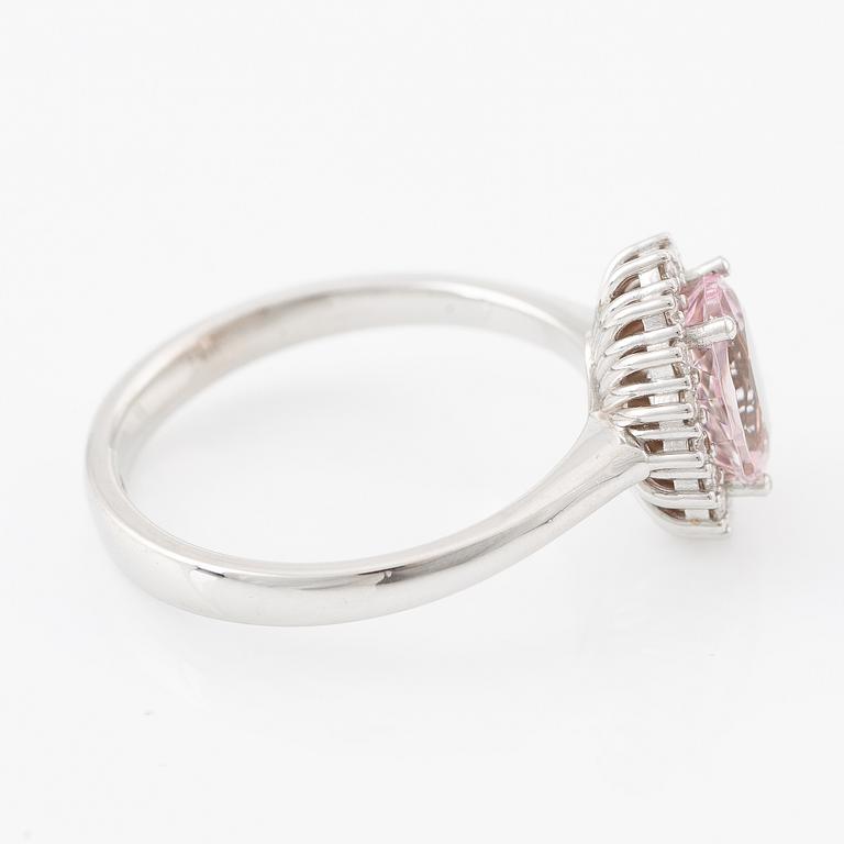 Ring in 18K gold with a faceted morganite and round brilliant-cut diamonds.