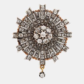 493. A star brooch in 14K gold and silver set with old-cut diamonds.