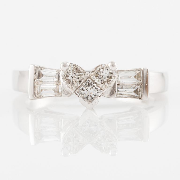 Ring 18K gold with diamonds in various cuts.