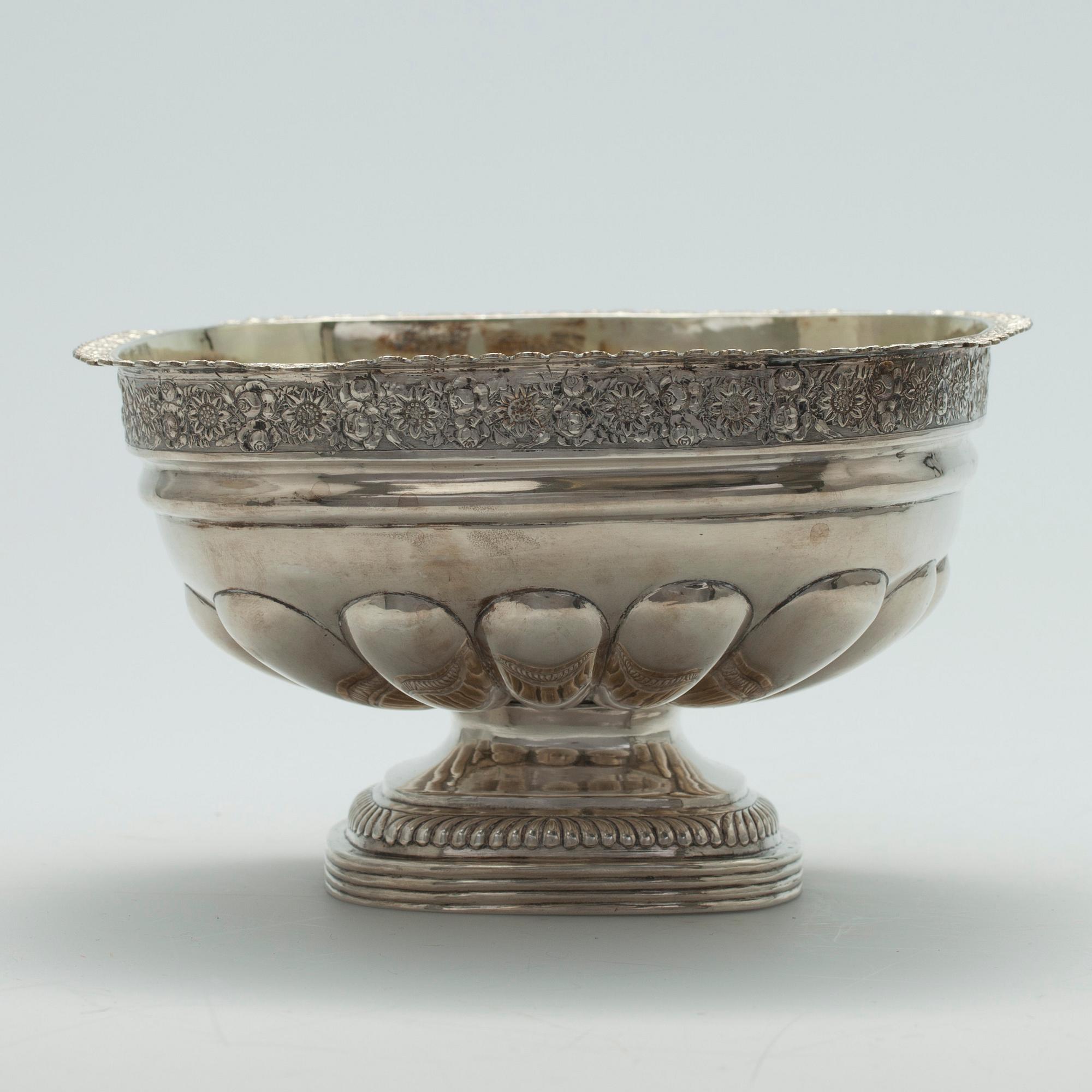 KONFEKTSKÅL, silver, Ryssland, Moskva 1828, oidentifierad mästare. Vikt 485 g.