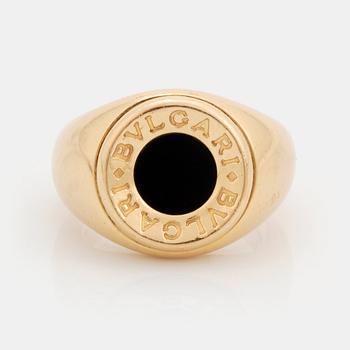 519. A Bulgari ring in 18K gold set with onyx.