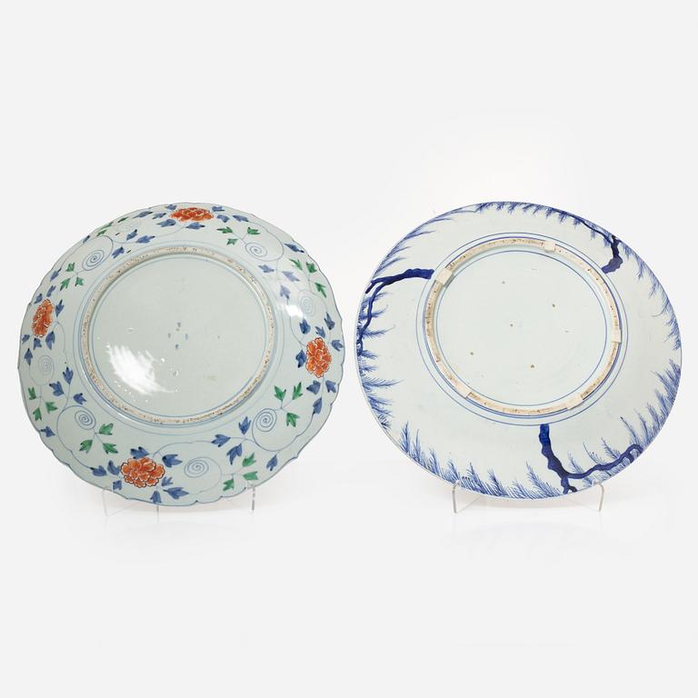 Two large Japanese chargers, Meiji period (1868-1912).