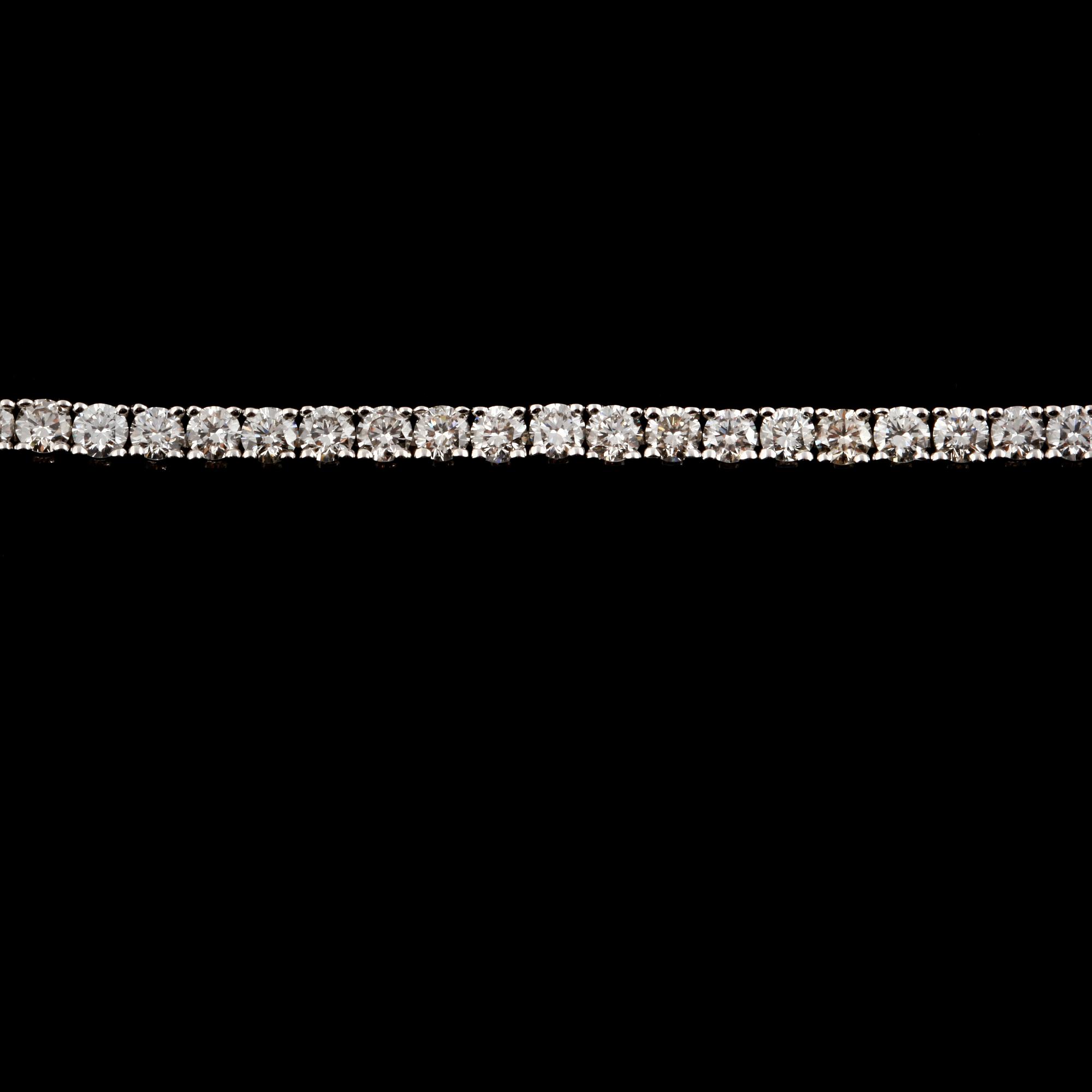 ARMBAND, 18k vitguld med 74 briljantslipade diamanter, 4.03 ct. Vikt 11 g.