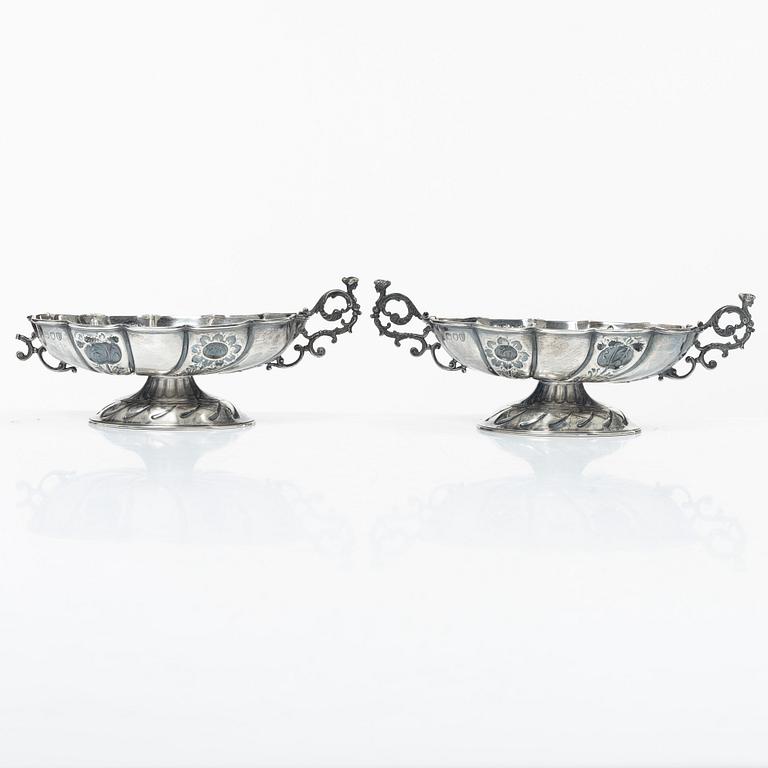 A pair of silver bowl, Carrington & Co, london, England, 1895.