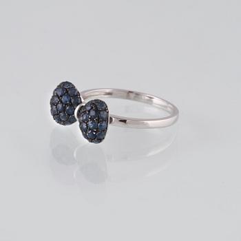 RING, 18K vitguld med fasettslipade blå safirer ca 1.36 ct. Vikt 2,8 gram.