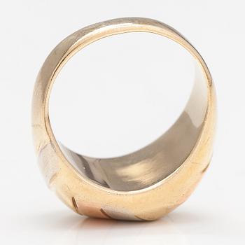 A ring and a pari of earrings made of 14K gold.