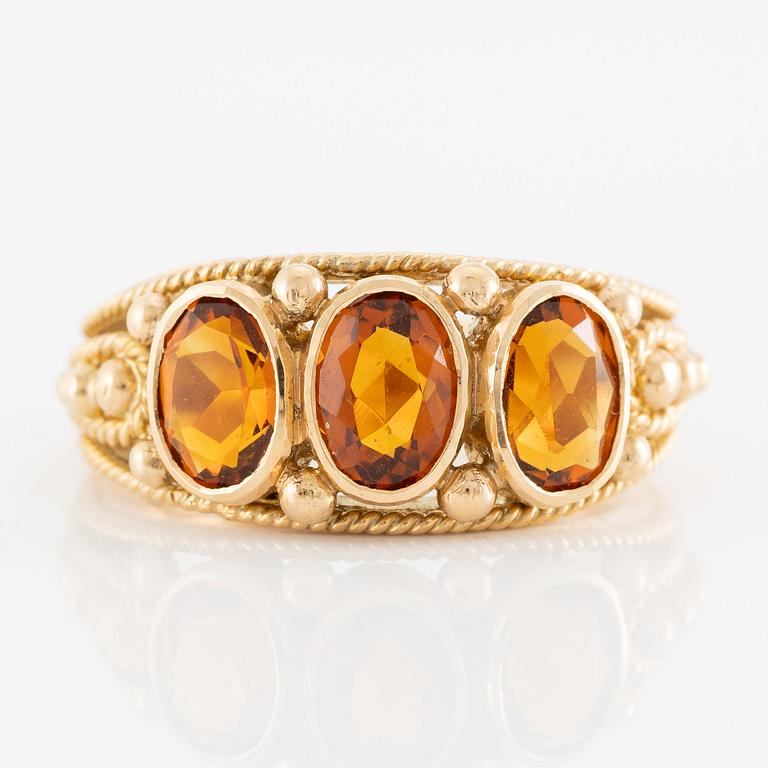Ring 18K gold with three citrines.