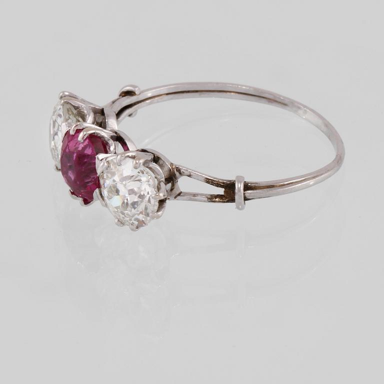 RING, 14K vitguld med 2 äldre briljantslipade diamanter samt en fasettslipad syntetisk rubin. Vikt 3,6 g.