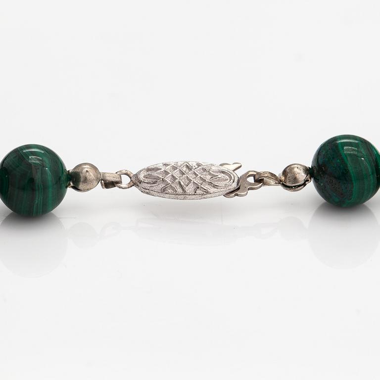 A malakite pearl collier with a sterling silver clasp.