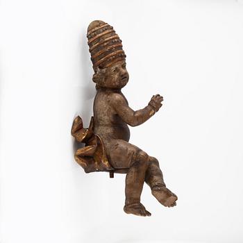 Träskulptur, putto med kyrklig hatt, Sydeuropa, troligen 1700-tal.