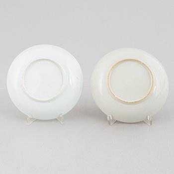 A pair of mandarin porcelain dishes/saucers, China, Qing dynasty, late 18th century/around 1800.