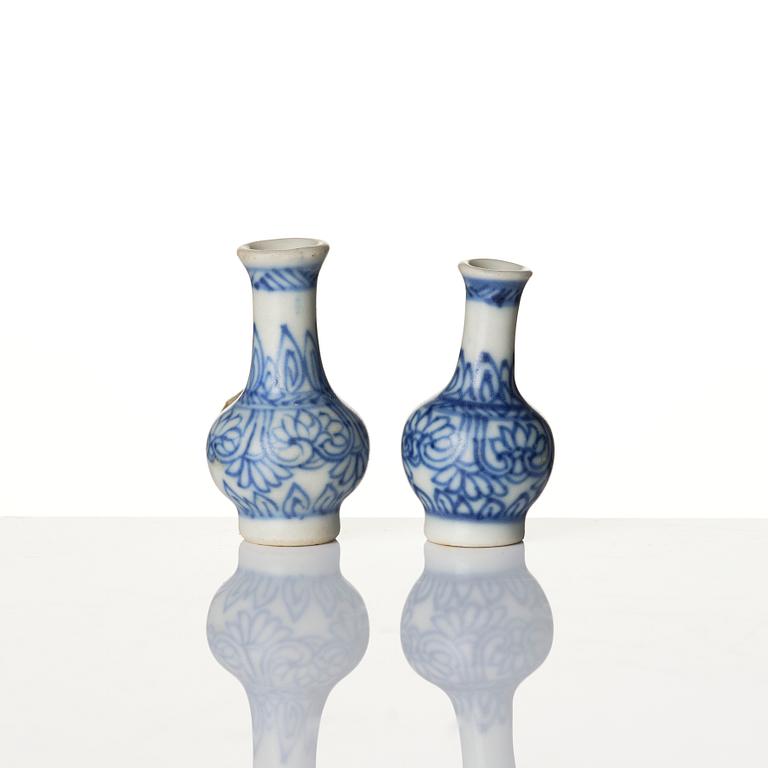 A pair of Chinese blue and white 'Vung Tau Cargo' porcelain miniature vases, Qing dynasty, around 1690.
