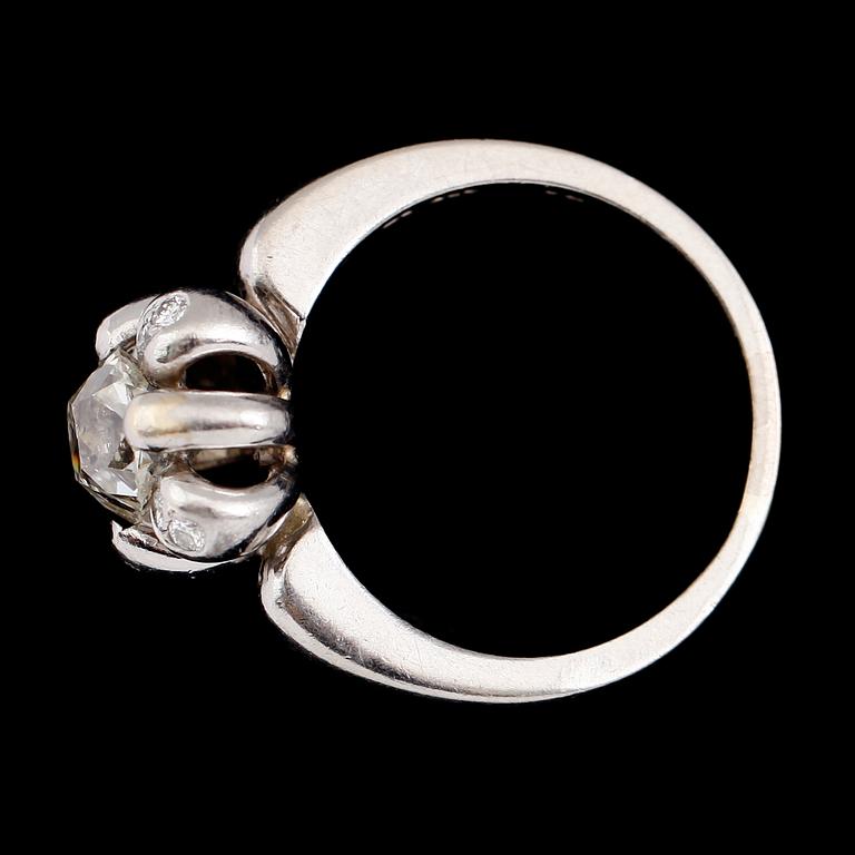 RING, platina, diamant ca 1.70 ct, 4 mindre briljanter.