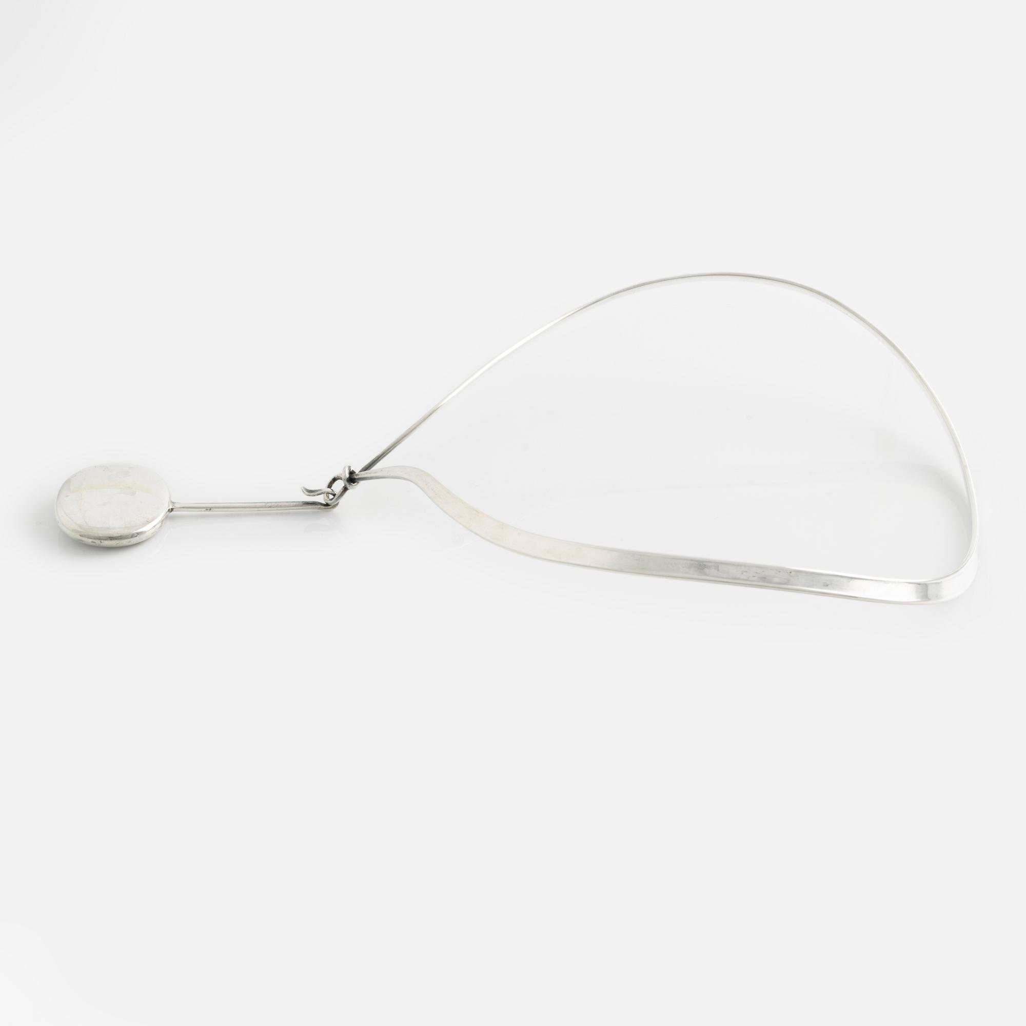 Vivianna Torun Bülow-Hübe/Georg Jensen halsring med hänge, sterling silver.