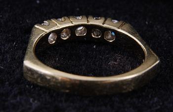 RING, 18K guld med 5 briljanter tot ca 0.50 ct.