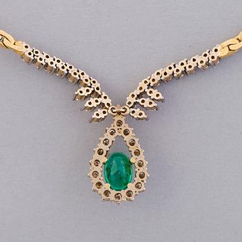 HALSSMYCKE, ÖRHÄNGEN och RING, fasettslipade smaragder, briljantslipade diamanter, 18K guld. Tillander 1984.