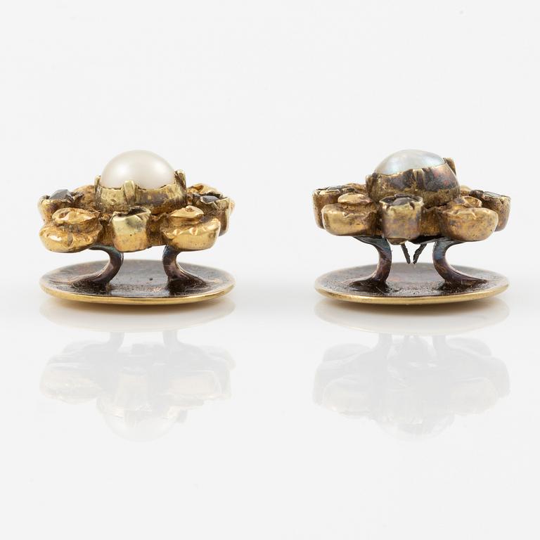 A pair of shirt buttons in 18K gold with pearls and rose-cut diamonds.