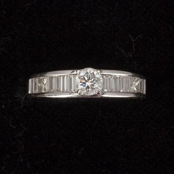 RING, vitguld 18K och diamanter tot. 1 ct. Vikt ca 4 g.