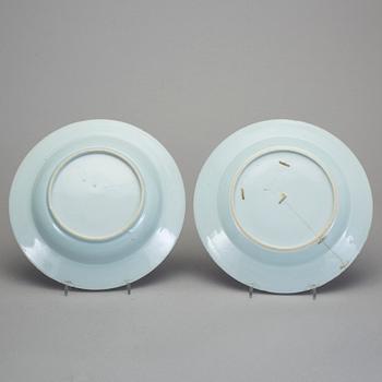 TALLRIKAR, 8+9 st. Porslin, Jiaqing, Kina omkring 1800.