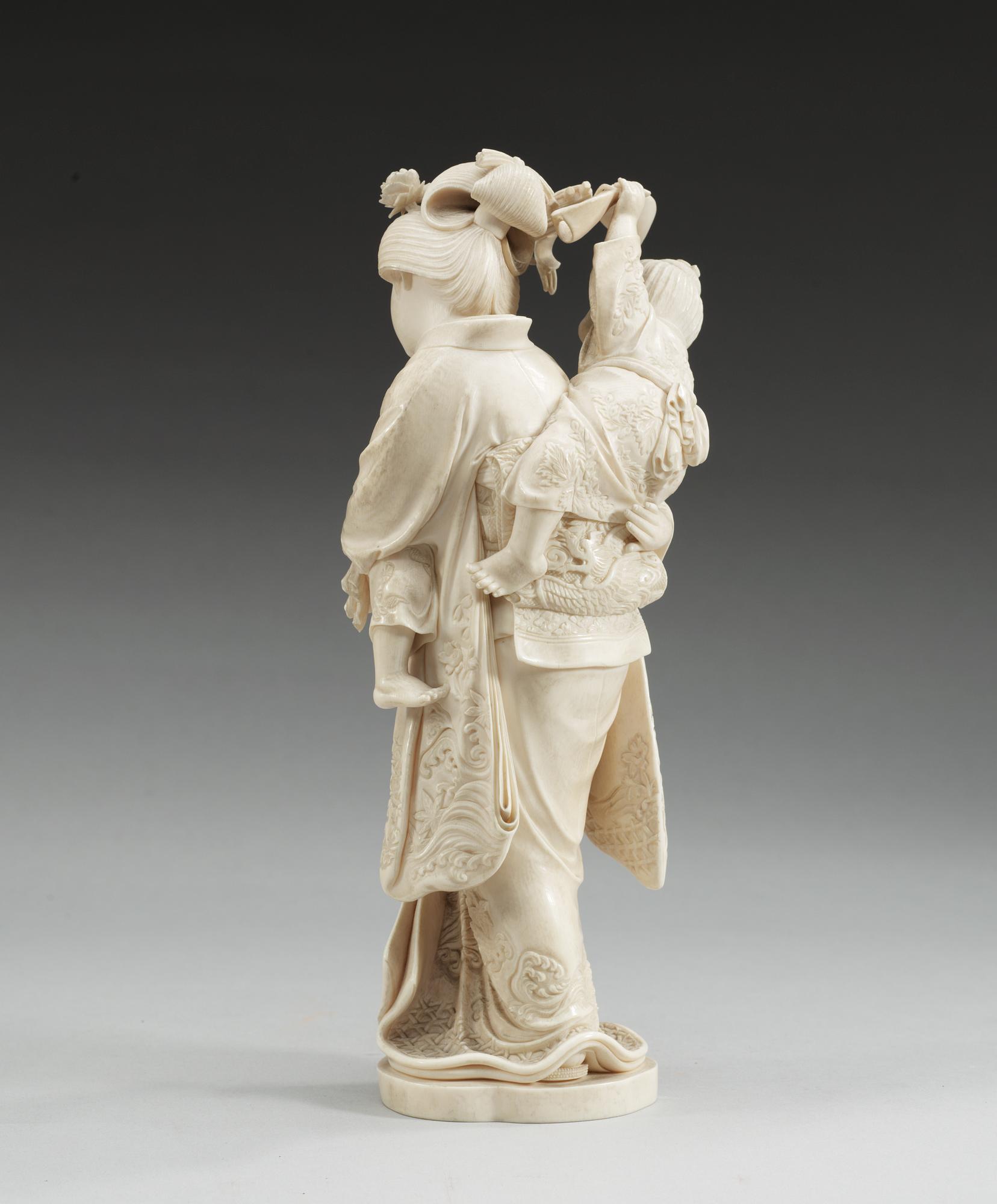 FIGURIN, elfenben. Japan, Meiji (1867-1912). Signerad.