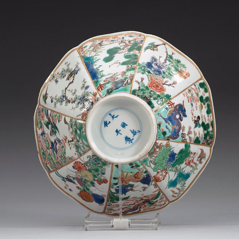 A famille verte bowl, Qing dynasty, Kangxi (1662-1722).