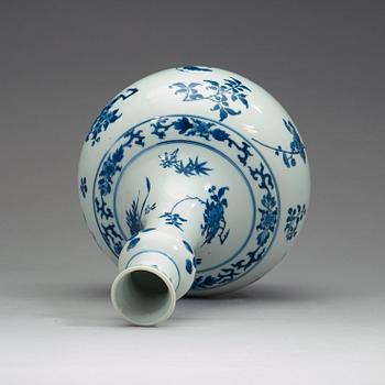 A blue and white vase, Transition, 17th Century.