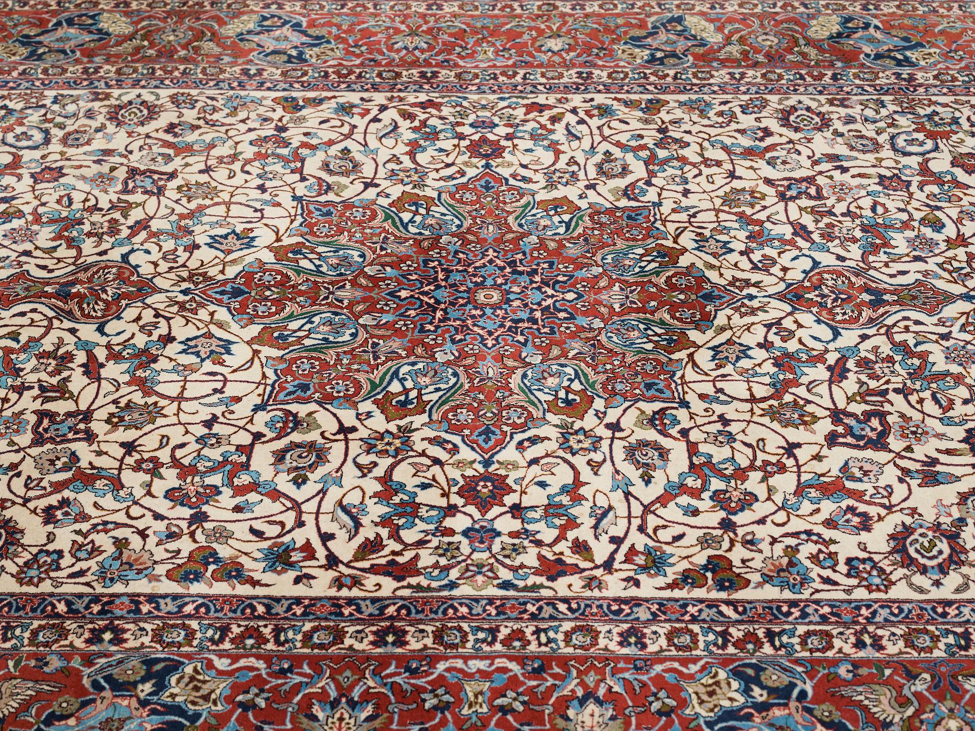 MATTA, Old Isfahan, part silk, ca 327 x 209 cm.