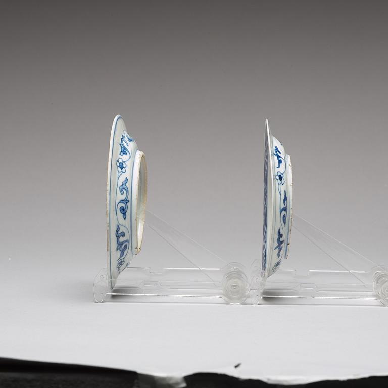 A pair of blue and white dishes, Tianqi / Chongzhen, 17th Century.