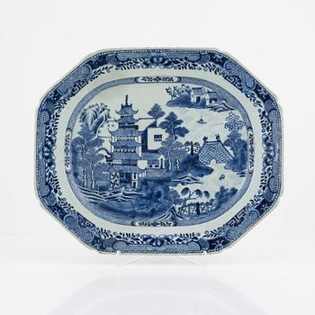 A Chinese blue and white porcelain charger, Qing dynasty, Qianlong (1736-95).