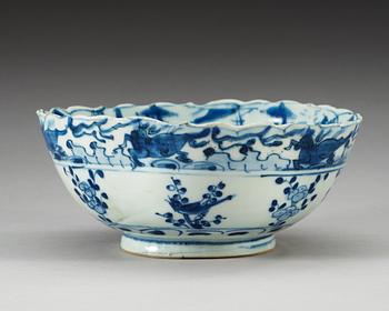 A blue and white bowl, Ming dynastin, Wanli (1573-1620).