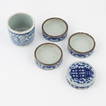 Six pieces of Chinese porcelain, 18th-20th century.