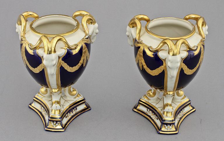 URNOR, ett par, porslin, Royal Dux, Tyskland, 1900-tal.