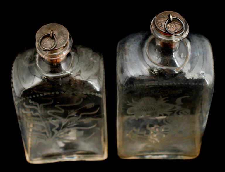 BRÄNNVINSFLASKOR, 2 st, glas, 1800-tal.