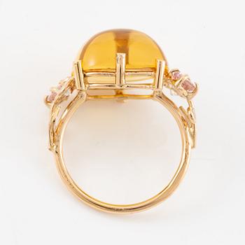 Ring, Mandelstam, 18K guld med cabochonslipad citrin, turmaliner och briljantslipade diamanter.