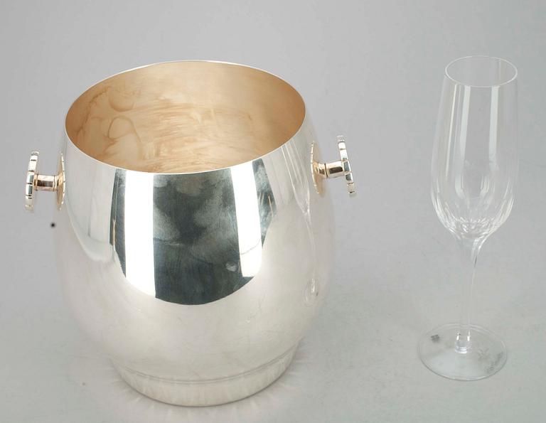CHAMPAGNEKYLARE, nysliver, numr 375/2000 samt CHAMPAGNEGLAS, 12 st "Marianne" Sigvard Bernadotte.