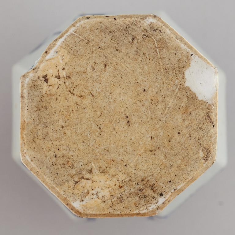 A blue and white export porcelain vase, Qing dynasty, Qianlong (1736-95).