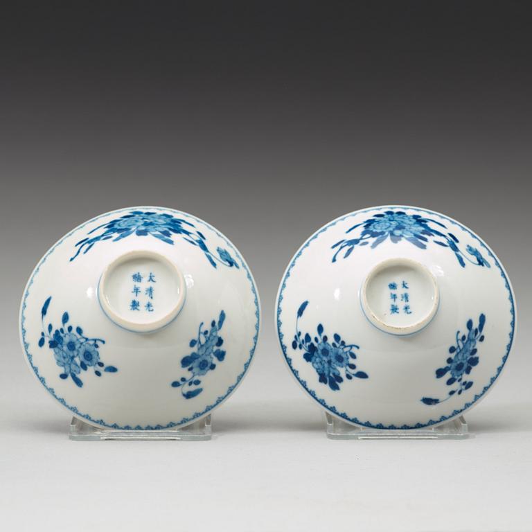 SKÅLAR, ett par, porslin. Qingdynastin, Guangxus märke och period (1875-1908).