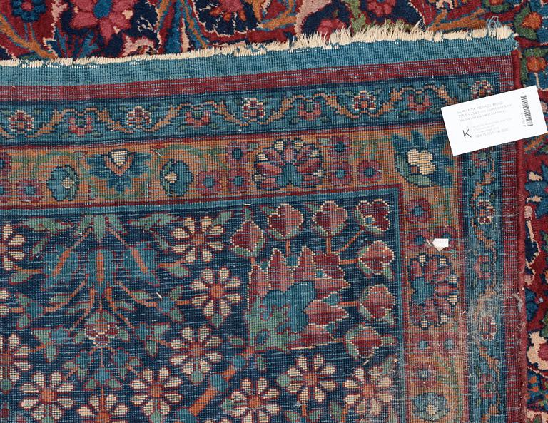 SEMI-ANTIQUE YAZD. 355,5 x 254,5 cm (as well as approximetley 1,5 cm blue flat weave at each end).