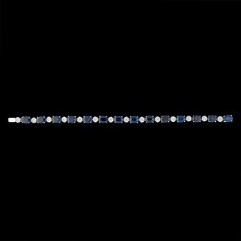1306. ARMBAND, fasettslipade blå safirer, 15.75 ct och briljantslipade diamanter, tot. 1.66 ct.